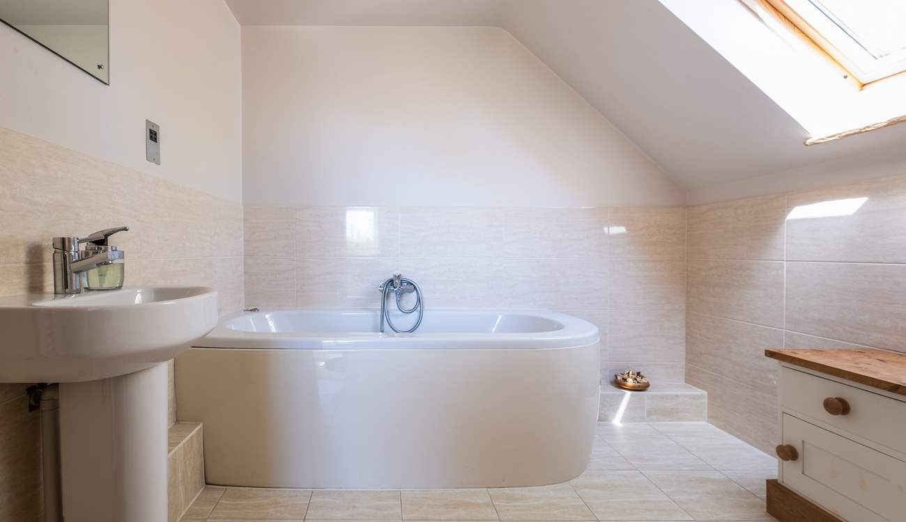 The main bedroom has an en suite bathroom.