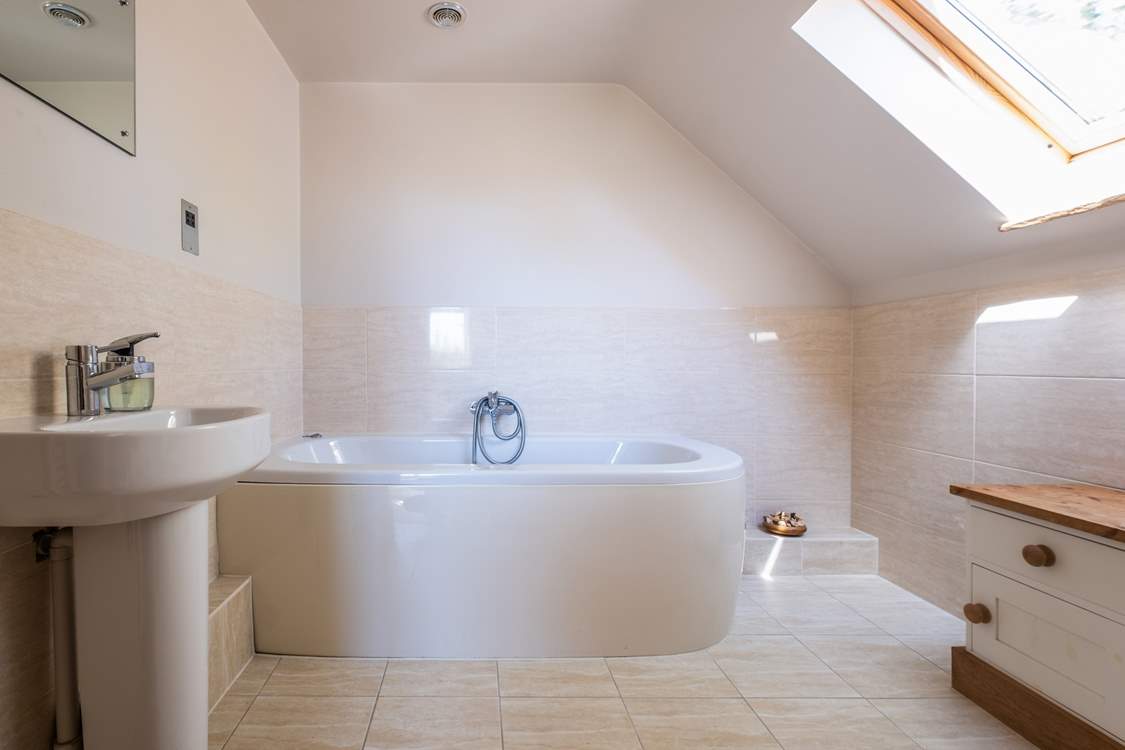 The main bedroom has an en suite bathroom.