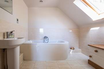 The main bedroom has an en suite bathroom.
