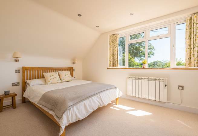 The light and spacious main bedroom has an en suite bathroom. 