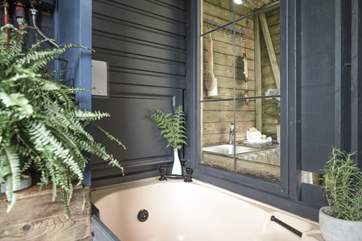 The tiny bathtub is such a cute feature!
