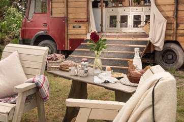 Enjoy breakfast in the sunshine.