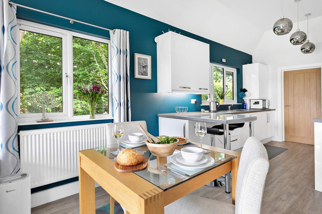 Enjoy romantic meals at the intimate dining-table.