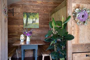 Enjoy rustic lunches at the charming dining-table.