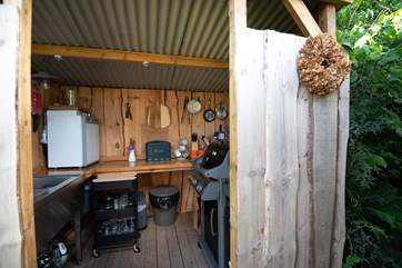 A rustic kitchen hut can also be found on the grounds.