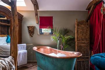 Run yourself a bath and sink into the romantic ambience of this eccentric cabin.