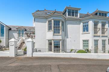 Start Bay Lookout is a gorgeous ground floor apartment.