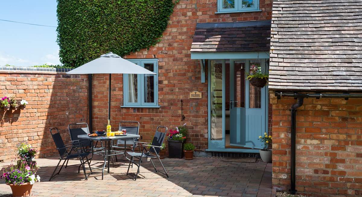 Cute entrance with sunny courtyard to enjoy breakfast. 