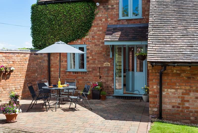Cute entrance with sunny courtyard to enjoy breakfast. 
