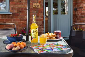 Enjoy relaxing in the sunny courtyard whilst enjoying countryside views.