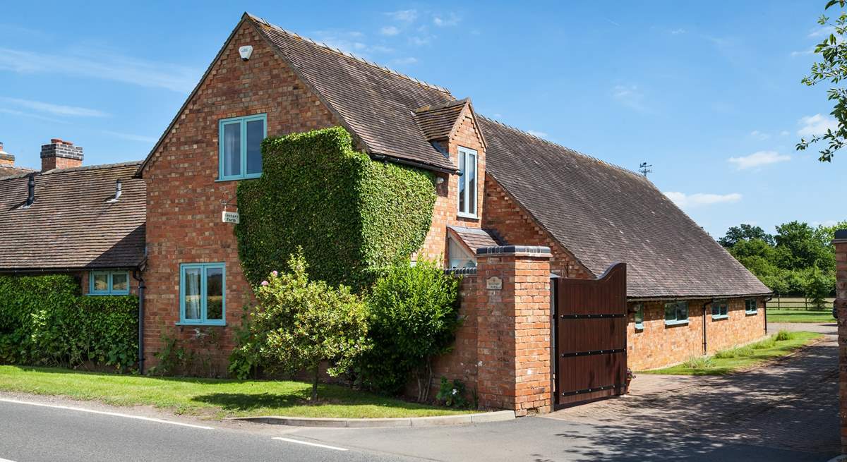 Rectory Cottage is a brilliant countryside retreat sat just outside of Stratford-upon-Avon.