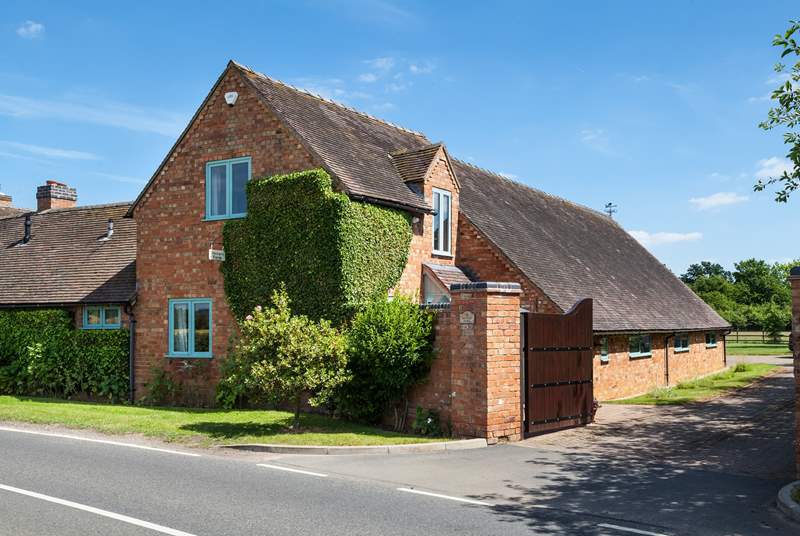 Rectory Cottage is a brilliant countryside retreat sat just outside of Stratford-upon-Avon.