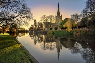 The historic town of Stratford-upon-Avon is only three miles away.