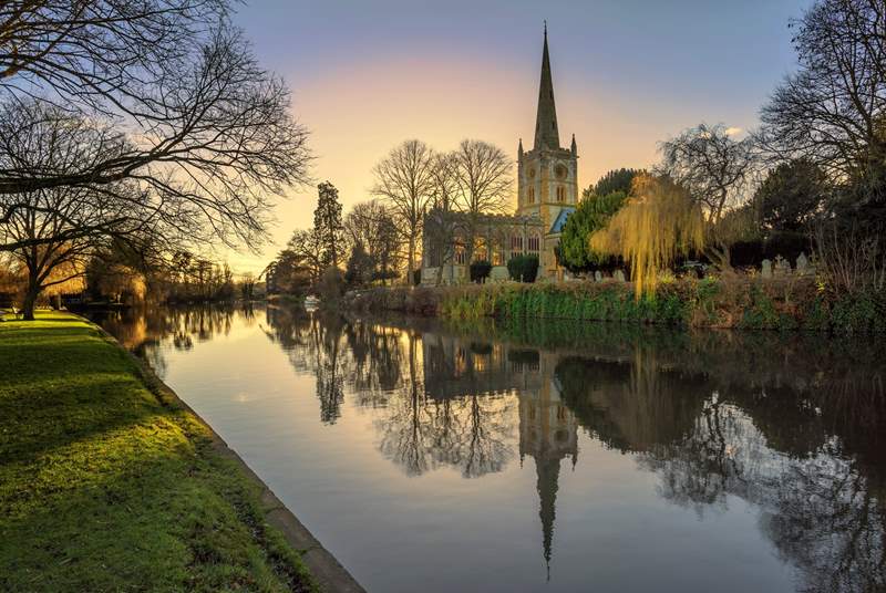 The historic town of Stratford-upon-Avon is only three miles away.