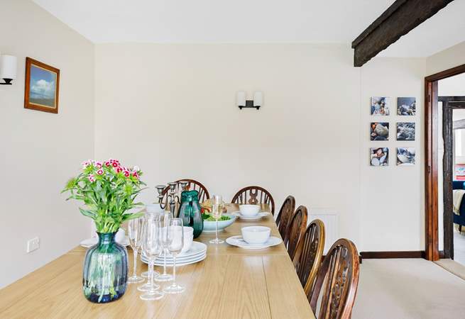 Gather around the fabulous dining-table and enjoy delicious meals together.