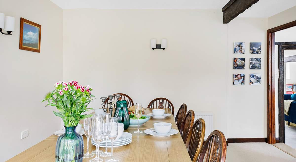 Gather around the fabulous dining-table and enjoy delicious meals together.