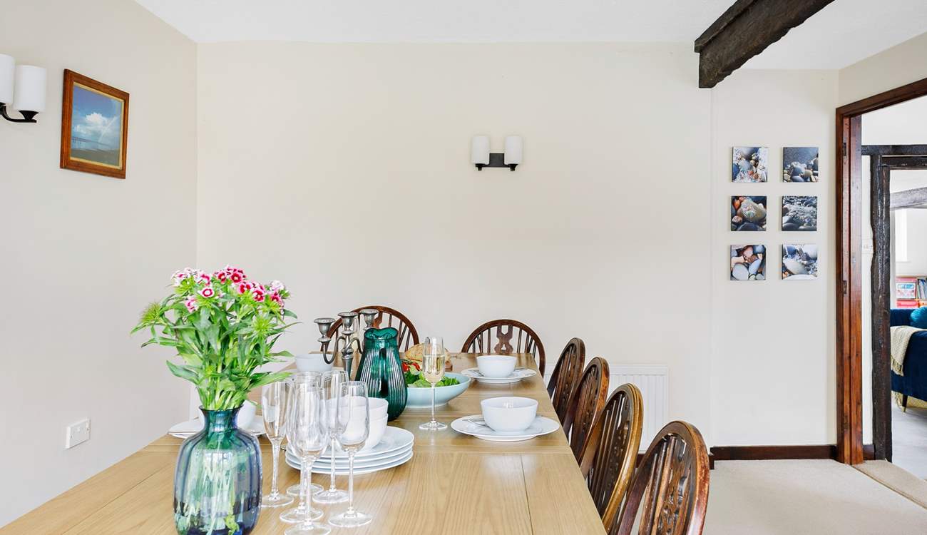 Gather around the fabulous dining-table and enjoy delicious meals together.