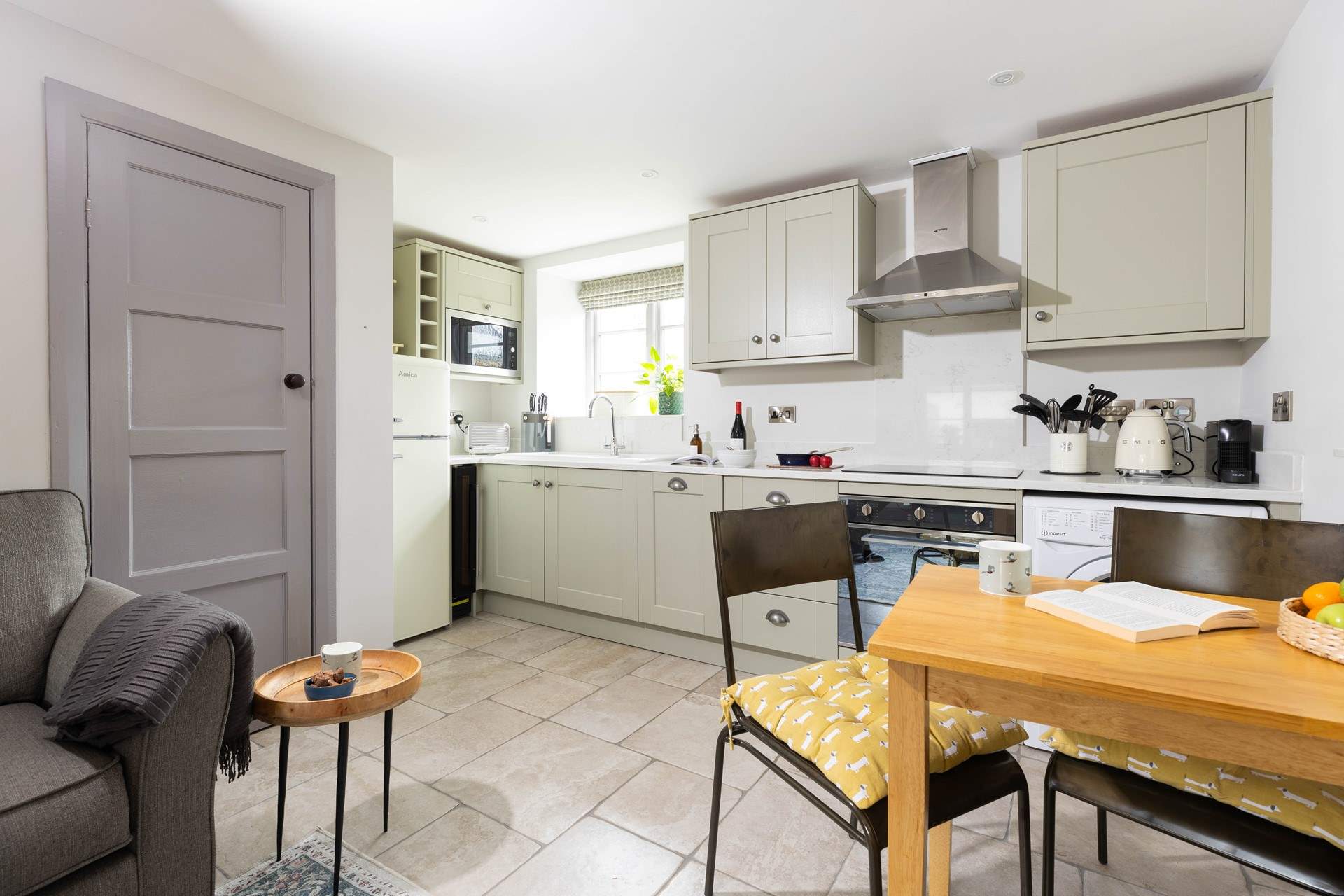 Enjoy an intimate dinner at the cosy dining-table.