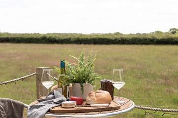 Al fresco moments await.