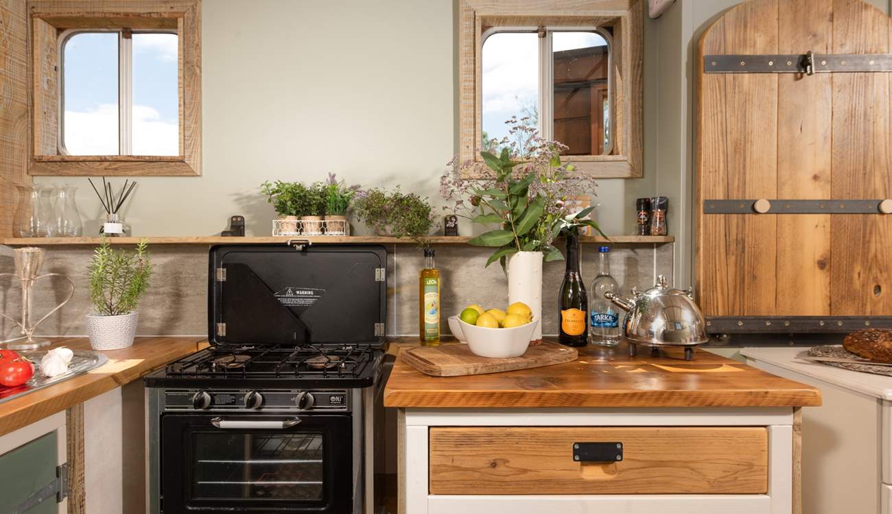 The kitchen is perfectly equipped for your off-grid glamping getaway. 