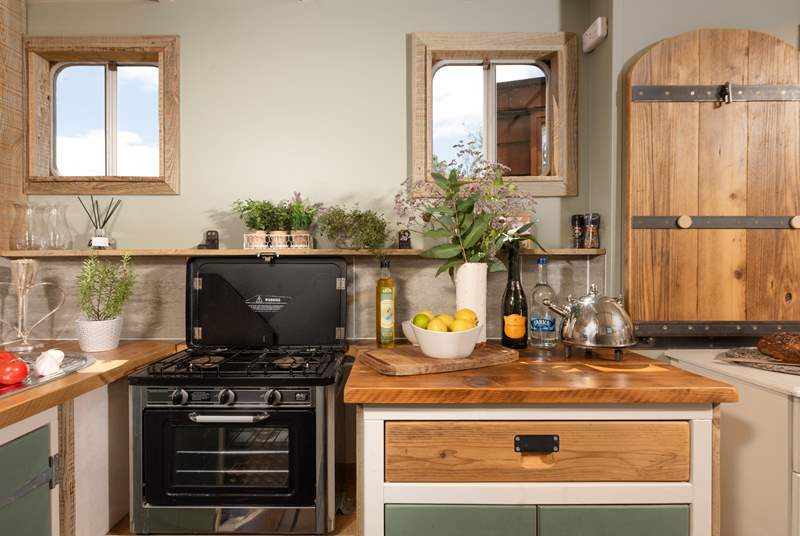 The kitchen is perfectly equipped for your off-grid glamping getaway. 