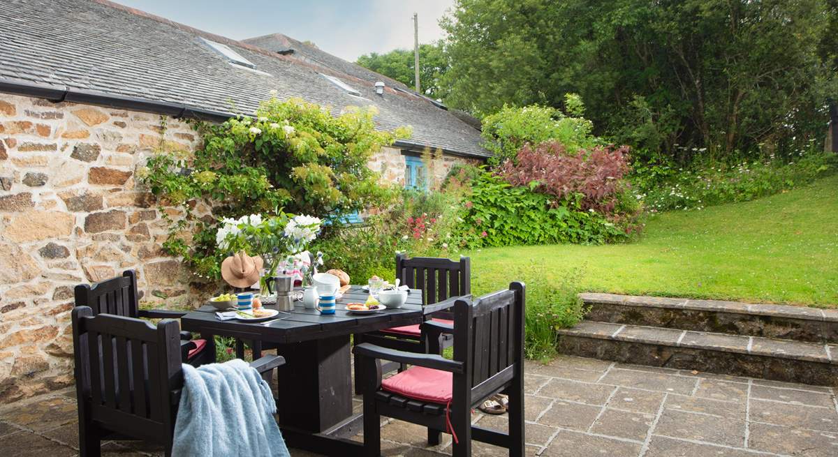 Dine al fresco under the sun.