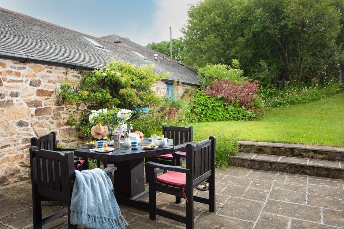 Dine al fresco under the sun.