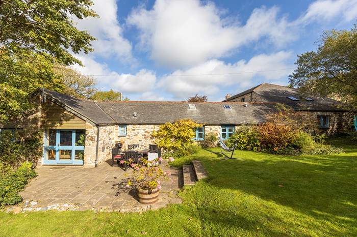 Owls House is a 3 bedroom, dog friendly holiday cottage near Hayle, West Cornwall.