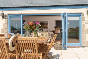 Cornish summers, the perfect time for al fresco dining.