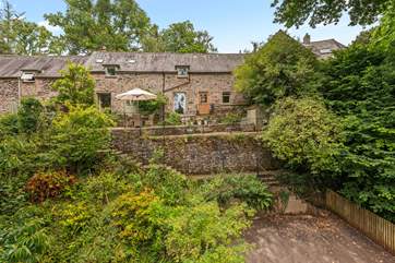 The cottage is set in a fantastic location next to the River Dart. Please note, that there are over 30 steps that lead from the parking area to the front door.