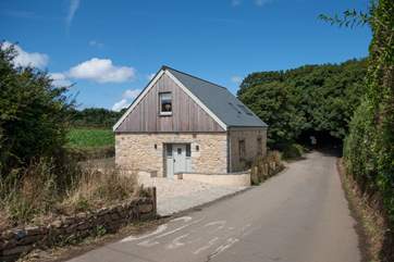 The cottage is accessible via a quiet country road.