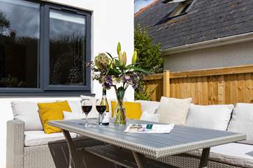 Al fresco dining in the Cornish sunshine.