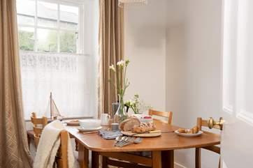 Gather around the fabulous dining-table for sociable family dinners.