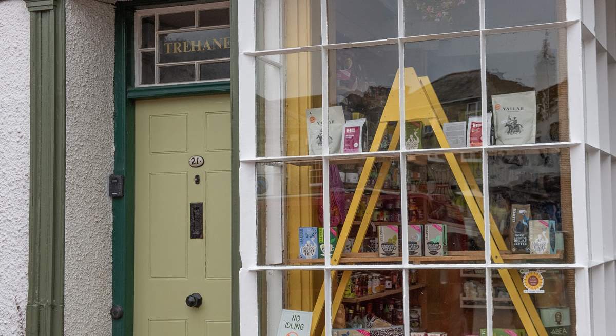 Located above the local greengrocers in the heart of St Agnes. The entrance to the cottage is next to the shop. Perfect for stocking up on all your holiday goodies. 