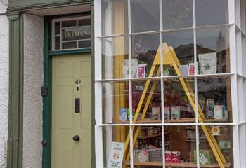 Located above the local greengrocers in the heart of St Agnes. The entrance to the cottage is next to the shop. Perfect for stocking up on all your holiday goodies. 