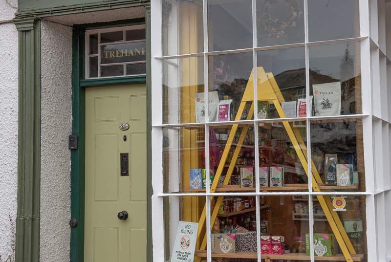 Located above the local greengrocers in the heart of St Agnes. The entrance to the cottage is next to the shop. Perfect for stocking up on all your holiday goodies. 