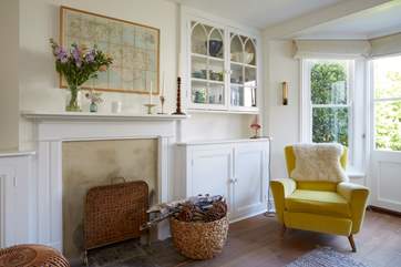 The beautifully furnished sitting-room.