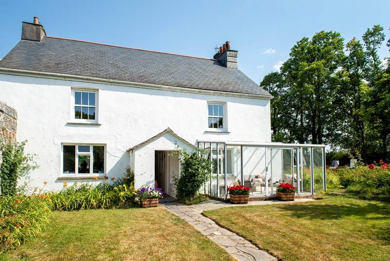 Tom's Cottage is a delightful traditional Cornish abode. (please note the garden room has been removed)