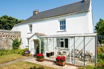The garden-room provides the perfect spot for morning coffee, evening aperitifs and everything in between.