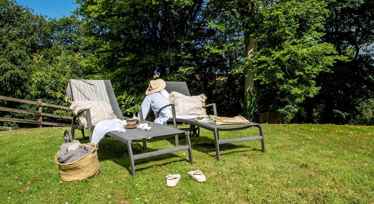 Unwind with a glass of fizz on the sun-loungers. 