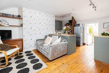 This light and sociable space is perfect for a couple, friends or a family to spend time together.