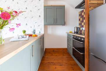 The well-equipped kitchen has everything you need.
