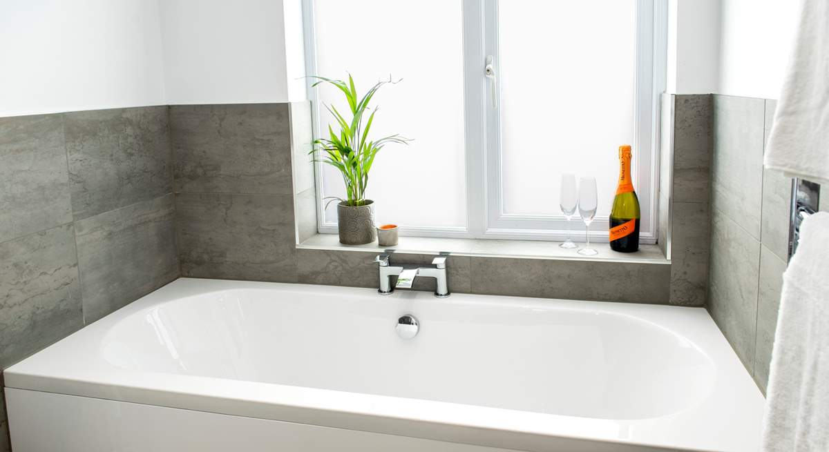 ...with a double ended bath perfect for leisurely holiday soaks and 