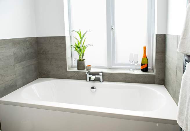 ...with a double ended bath perfect for leisurely holiday soaks and 