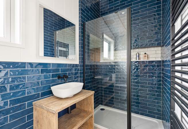 The en suite shower-room.