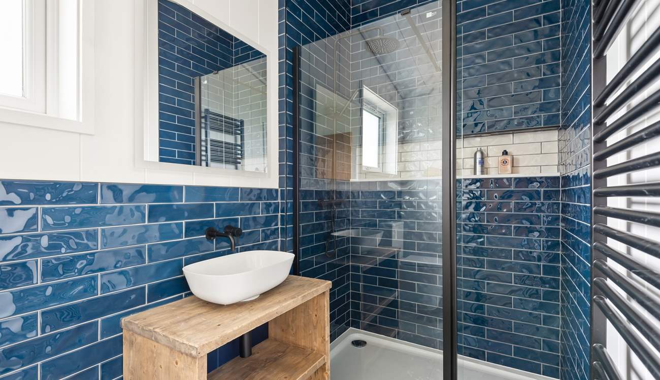 The en suite shower-room.