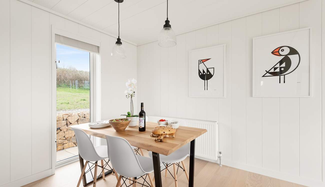 Gather around the dining-table. 