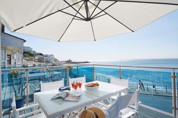 Relax into the Mediterranean vibe on the balcony.