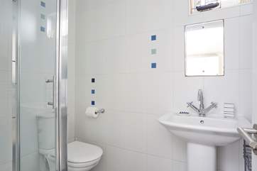 The en suite to the main bedroom.