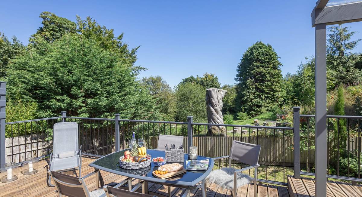 The raised deck area and outdoor furniture make al fresco dining a dream.